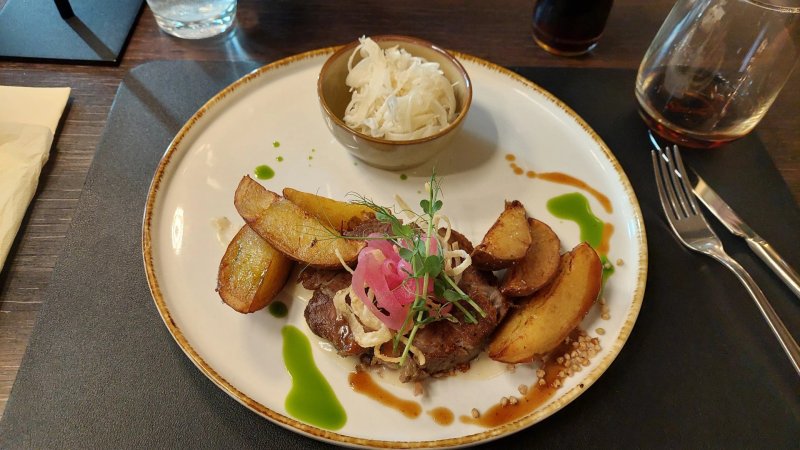 Fokhagymás tarja, héjas burgonya, káposztasaláta