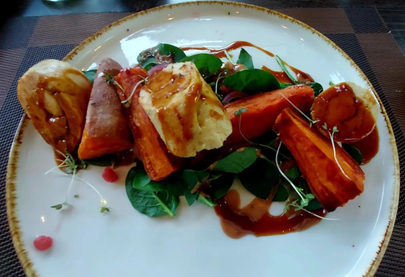 Csirkemell sült édesburgonyával, spenóttal, fetával, gránátalmával