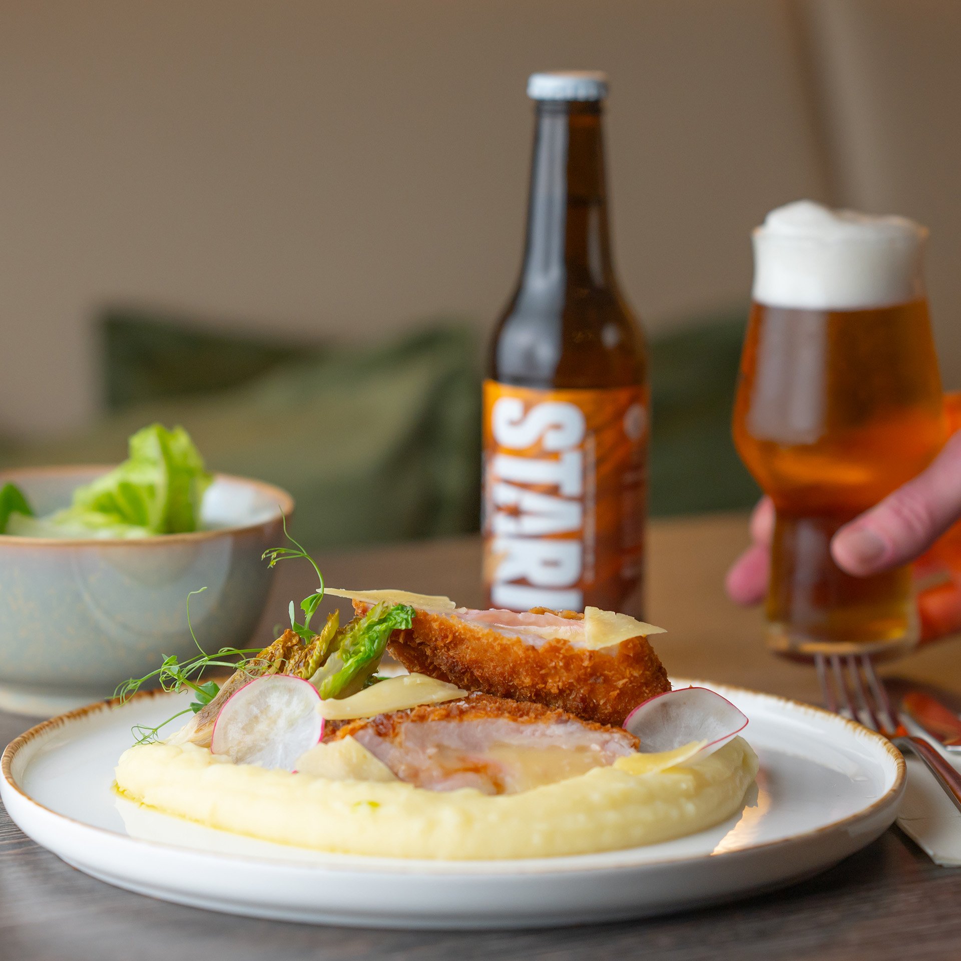 Die „Stargerichte“ des Liget Royal Restaurants: Cordon Bleu aus Schweinelende, Balaton-Käse, Kartoffelpüree und Herzsalat – Teil