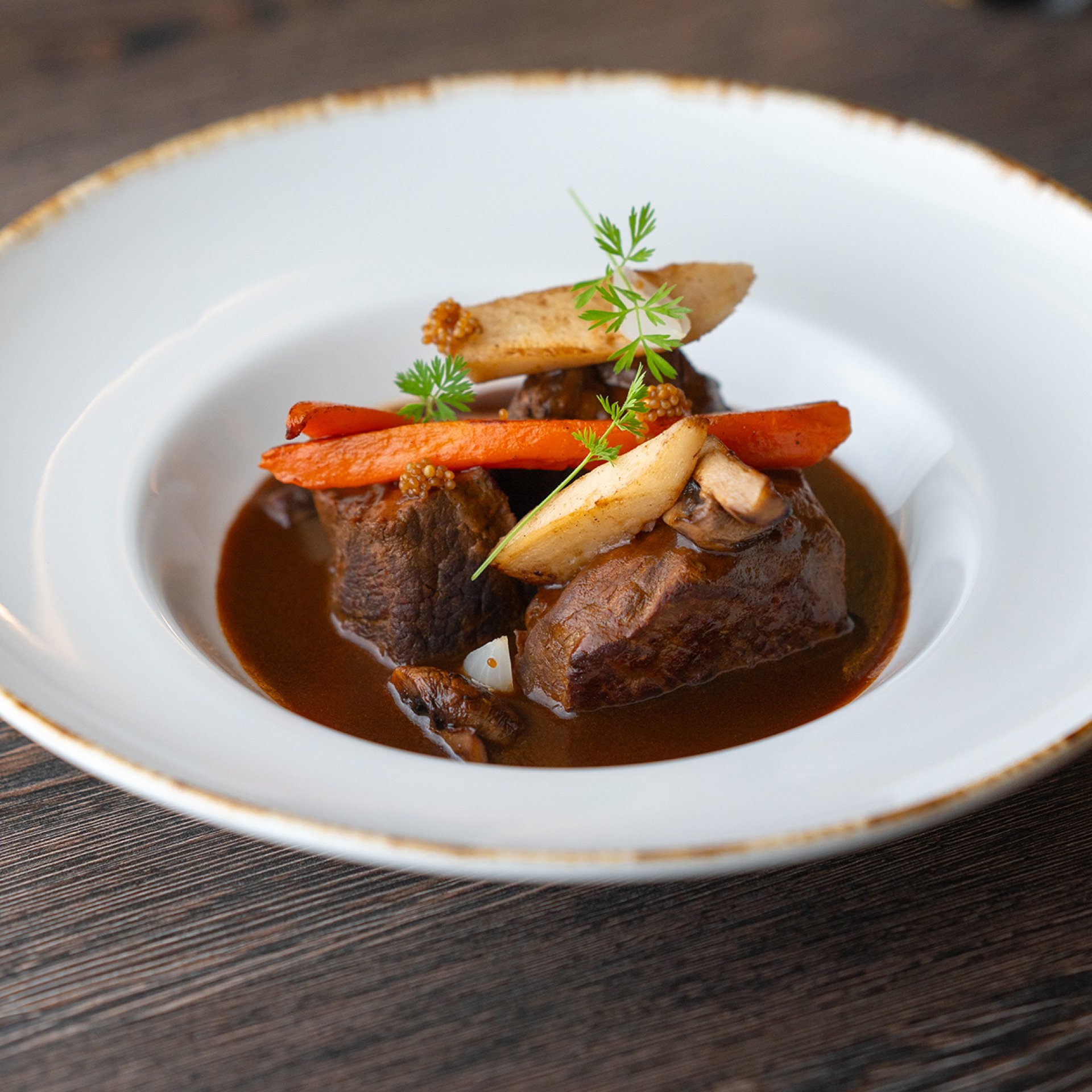 Rotwein-Wildschweineintopf mit Wurzelgemüse und Knödeln – Wir stellen die Stars der neuen Speisekarte im Liget Royal Restaurant Rotwein-Wildschweineintopf mit Wurzelgemüse und Knödeln – Wir stellen die Stars der neuen Speisekarte im Liget Royal Restaurant vor – Teil 5