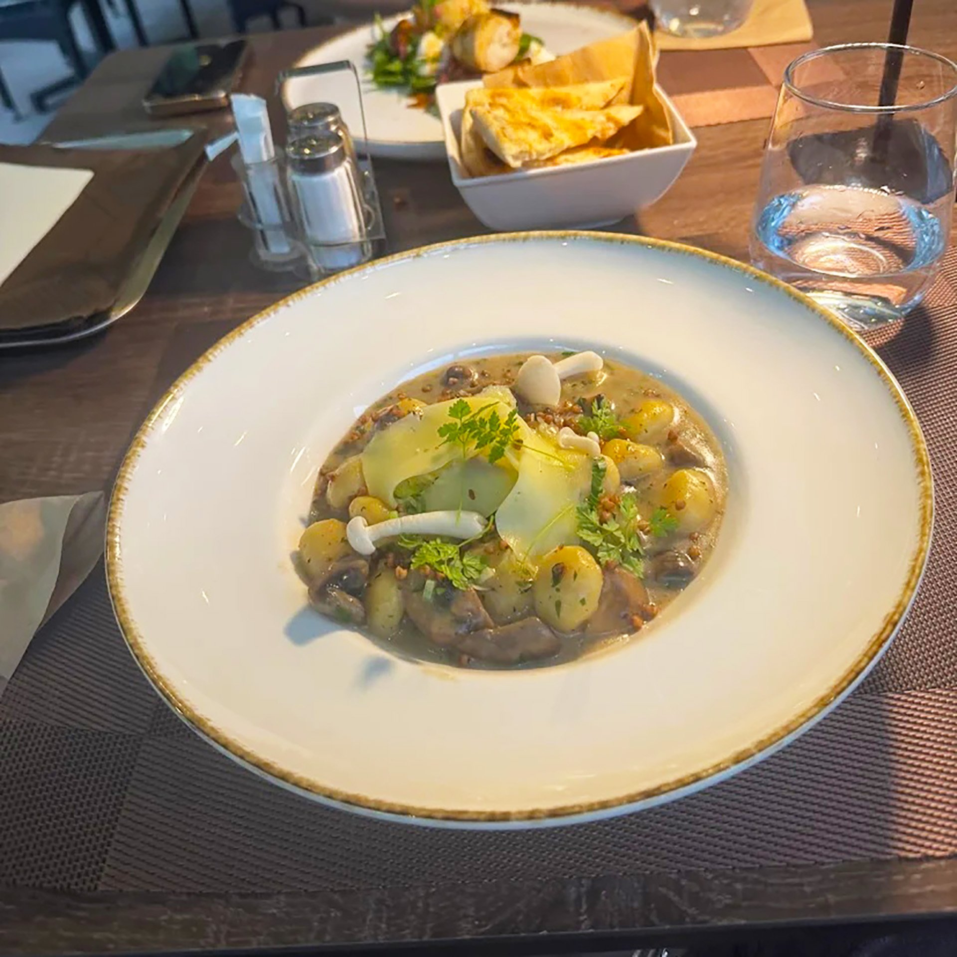 Gnocchi mit Trüffeln, Parmesan und Petersilie im Liget Royal Restaurant in Hévíz: Ein Gericht, für das es sich lohnt, ins Auto Gnocchi mit Trüffeln, Parmesan und Petersilie im Liget Royal Restaurant in Hévíz: Ein Gericht, für das es sich lohnt, ins Auto zu steigen